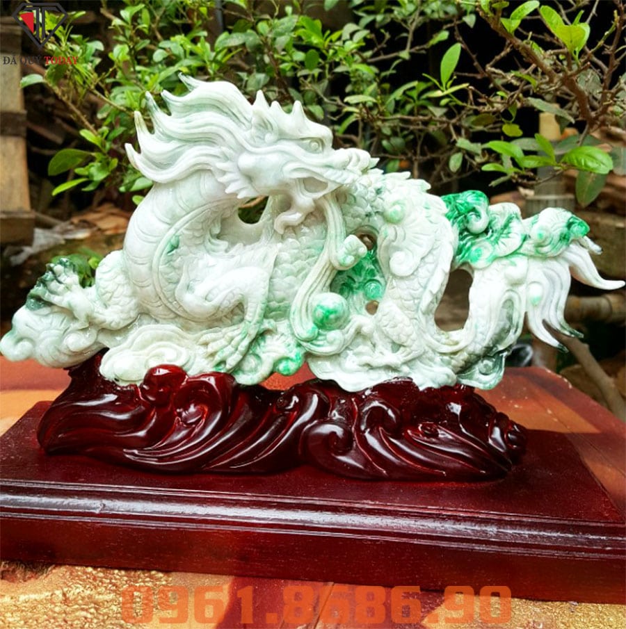 Tượng rồng cuộn nhả ngọc bằng ngọc Jade myanmar